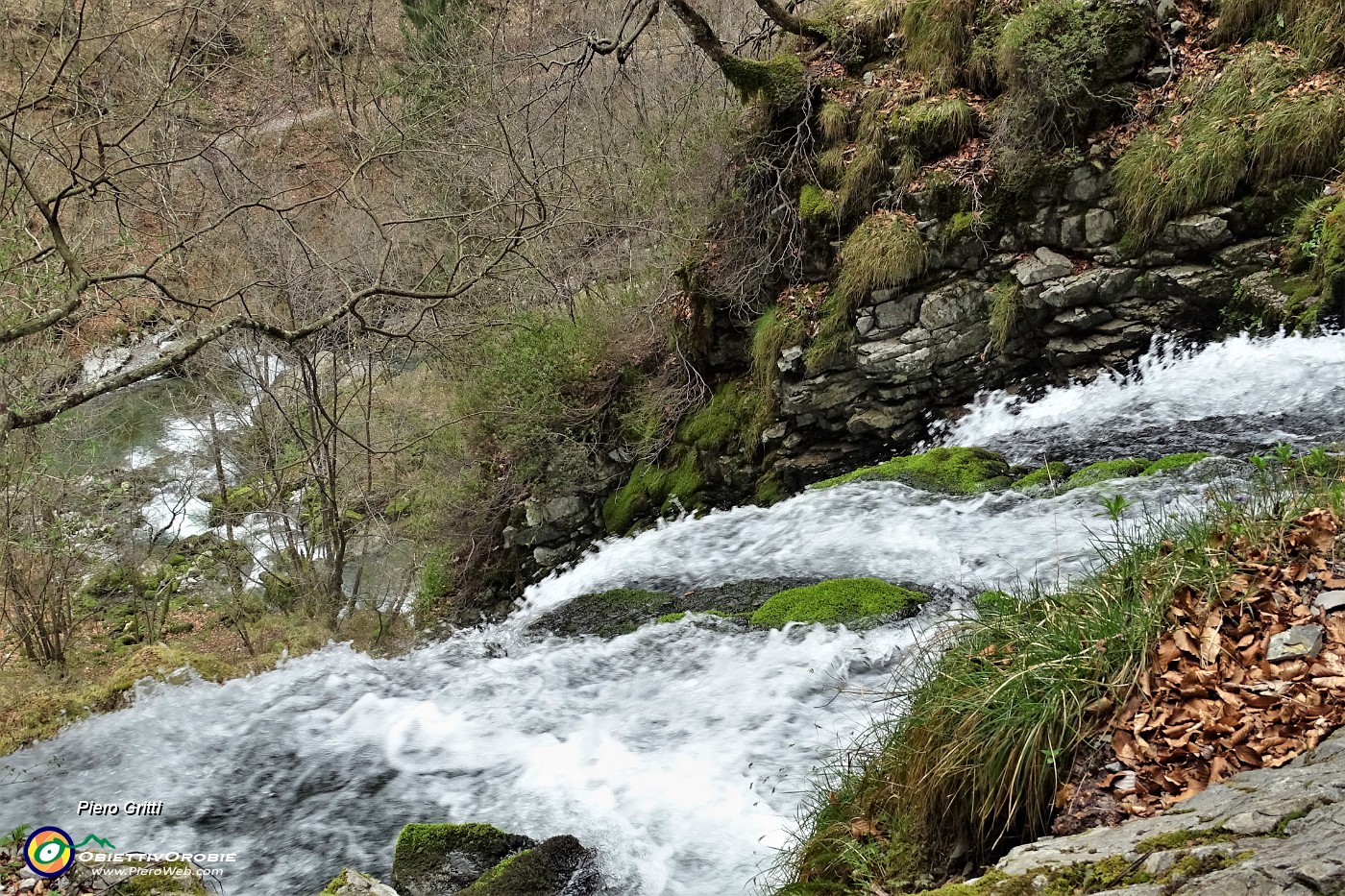 89 Da qui l'acqua precipita in bianca cascata...'Fiume Latte'.JPG